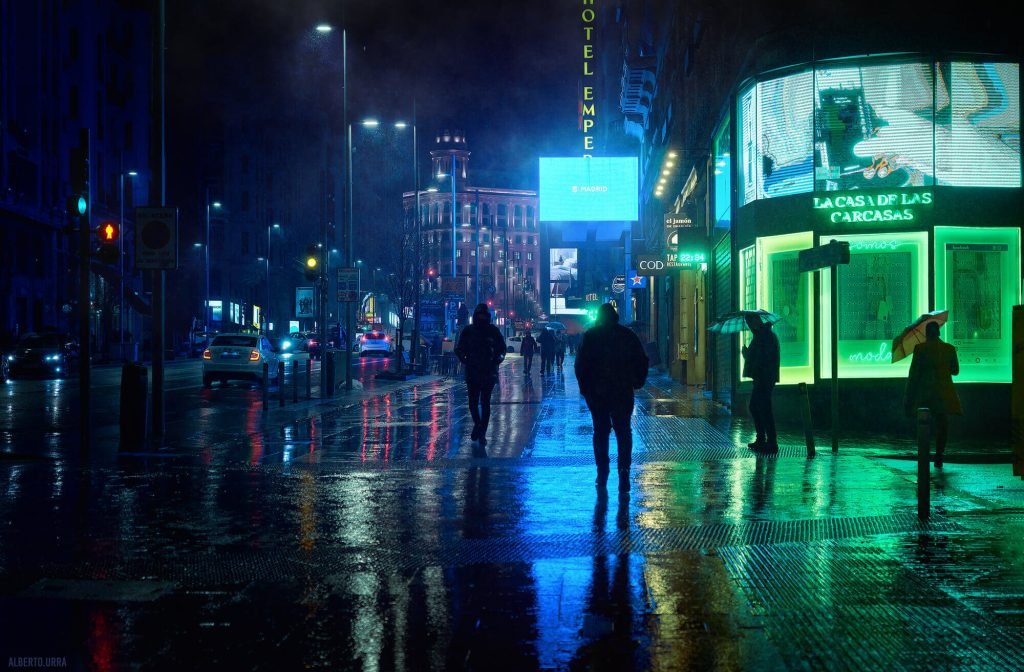 Fotografía Cyberpunk de una calle de Madrid, lloviendo y con siluetas de personas