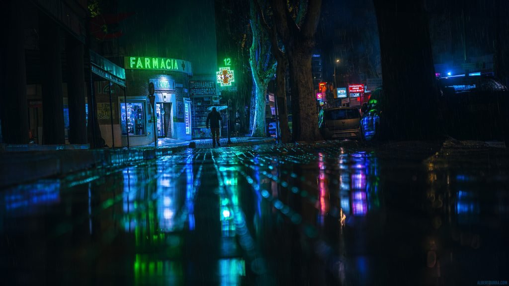 Foto Cyberpunk de una calle lloviendo, con un luminoso verde de una farmacia y la silueta de una persona con paraguas