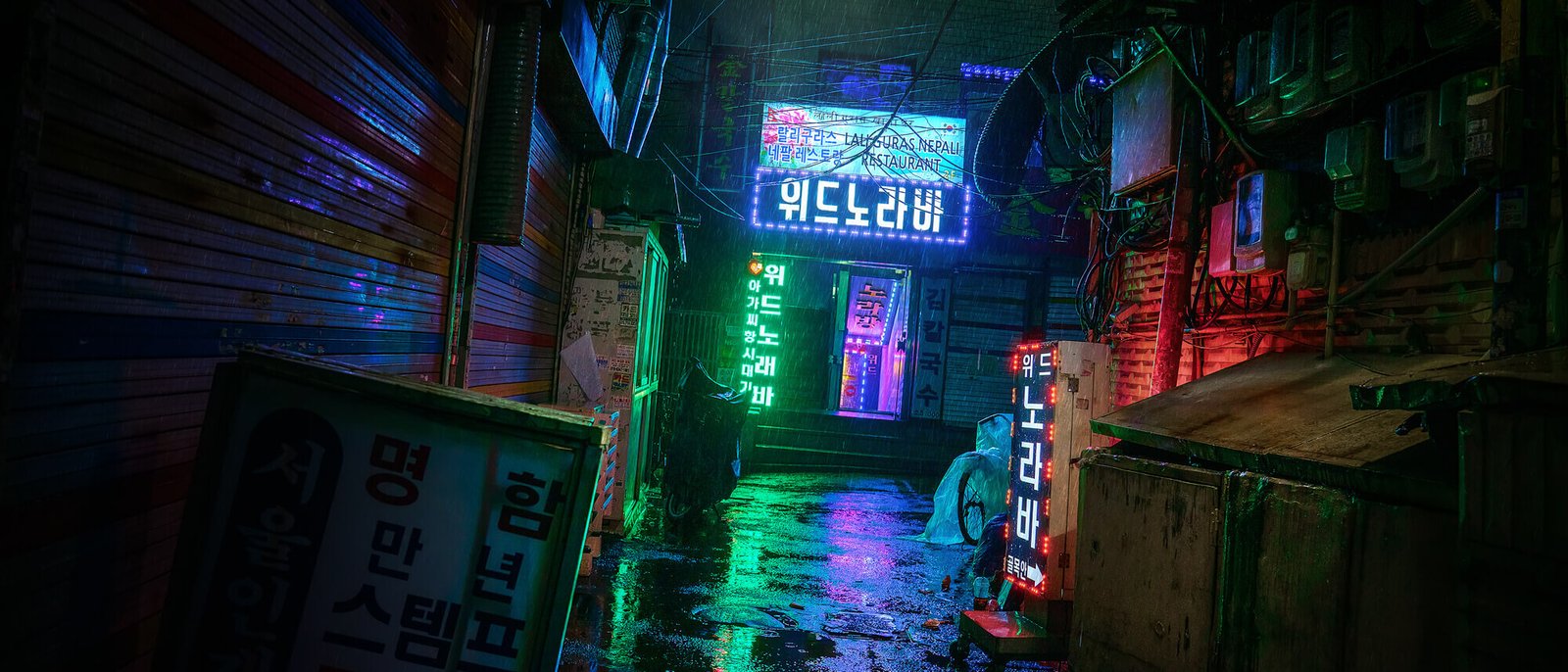 Fotografía Cyberpunk de un callejón oscuro en Seúl lloviendo