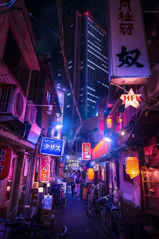 Foto Cyberpunk de Tokio con un rascacielos al fondo