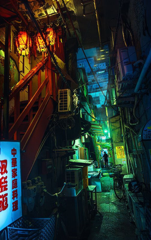 Foto callejón Cyberpunk en Tokio con una escalera roja y una silueta