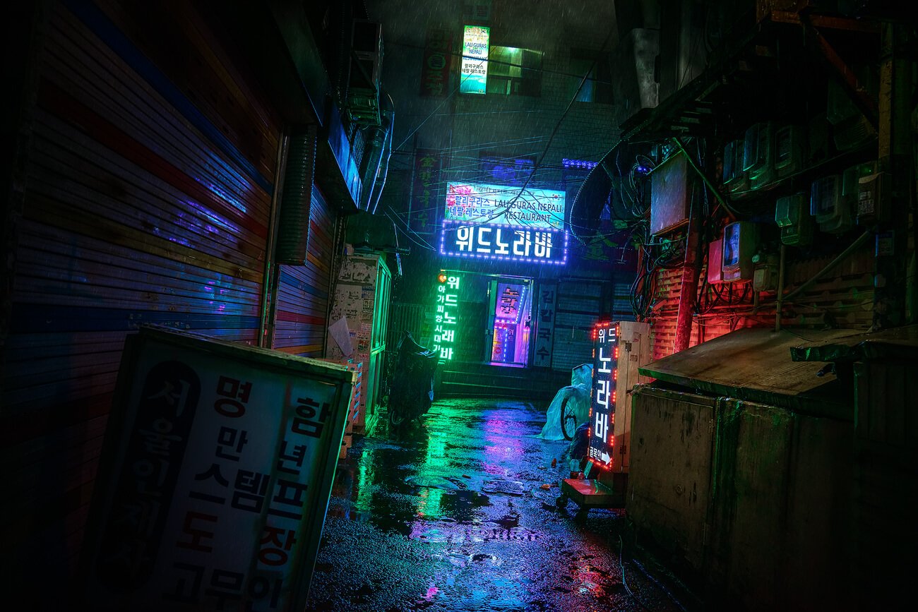 Callejón en Seúl con atmósfera Cyberpunk, con luces de colores y lloviendo